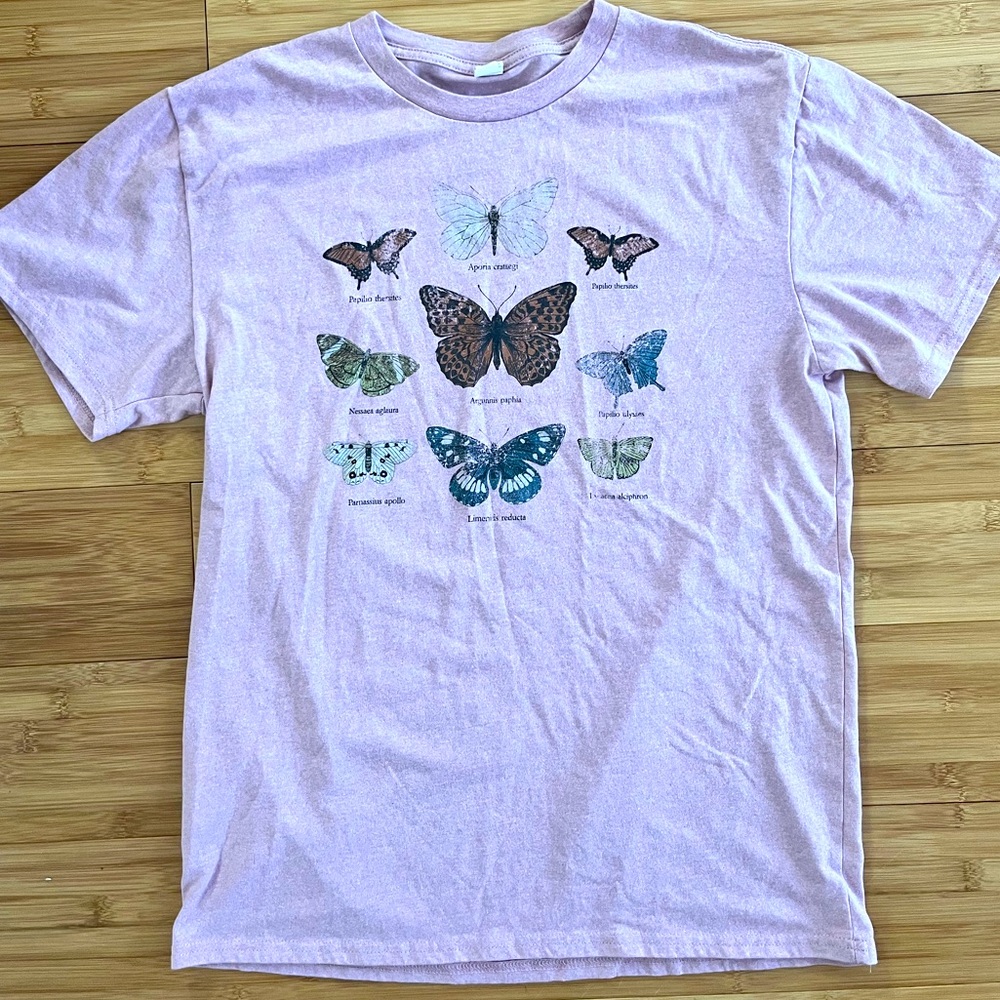 Vintage style butterfly types t-shirt in lilac/purple